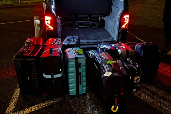 Coffre ouvert d’un van de Centrale VTC Toulouse, avec plusieurs valises et sacs de voyage.