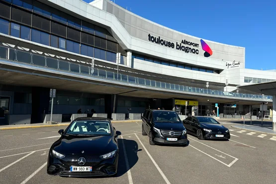 Plusieurs véhicules de Centrale VTC Toulouse devant les bâtiments de l’aéroport Toulouse-Blagnac.