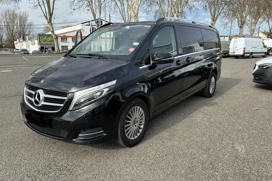 Vue extérieure du van Mercedes noir de Centrale VTC Toulouse, avec sa porte latérale et ses vitres arrière.